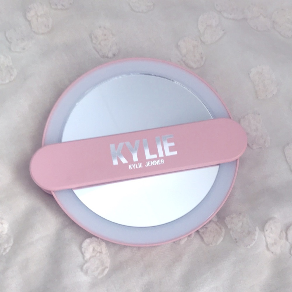 KYLIE JENNER LED HAND MIRROR - Picture 3 of 6